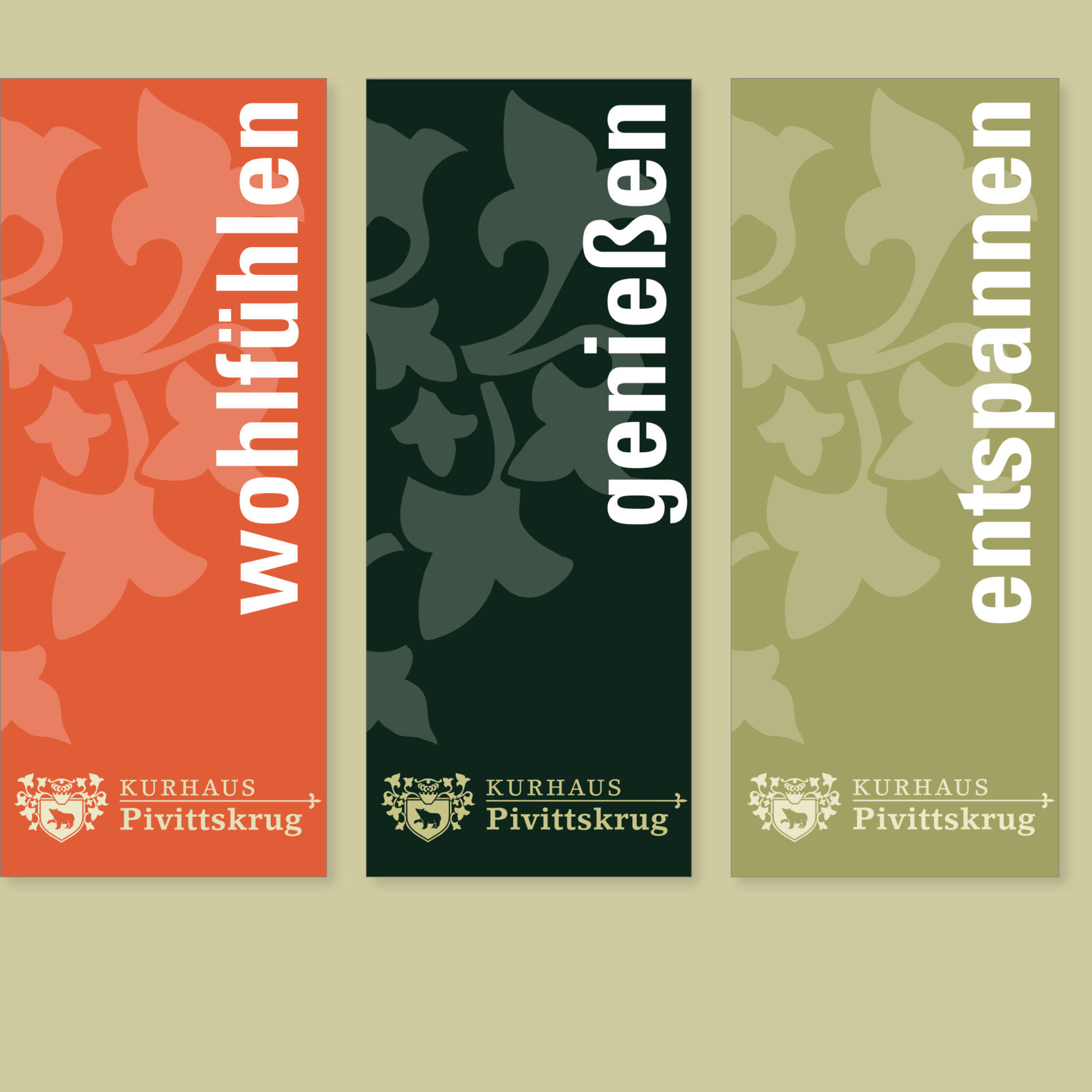 Layout für die drei Fahnen im Außenbereich mit den drei Begriffen „wohlfühlen“, „genießen“ und „entspannen“ die für das Kurhaus Pivittskrug stehen
